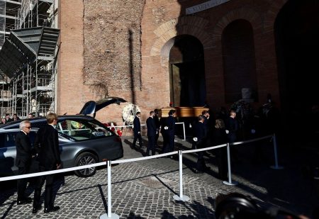 Βαλεντίνο: Η Ρώμη λέει αντίο στον κορυφαίο σχεδιαστή μόδας