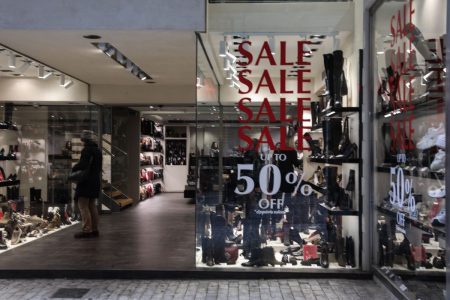 Κυριακή με ανοιχτά καταστήματα και εκπτώσεις