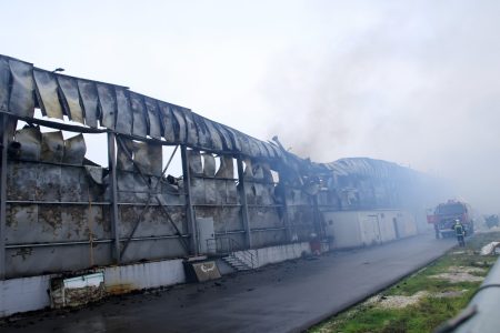 Τρίκαλα: Μεγάλη φωτιά στη μπισκοτοβιομηχανία «Βιολάντα» – Τρεις γυναίκες νεκρές, τραυματίες και αγνοούμενες