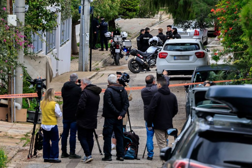 Γλυφάδα: «Πολύ κλειστό παιδί από μικρός, είχε σχιζοφρένεια» – Τι λένε συγγενείς για τον 46χρονο πατροκτόνο