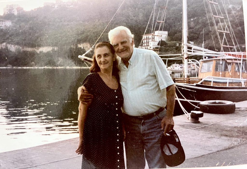 «Αστερόσκονη»: Μια παράσταση που μιλά για τον έρωτα, αντλώντας υλικό από αληθινές ιστορίες αγάπης