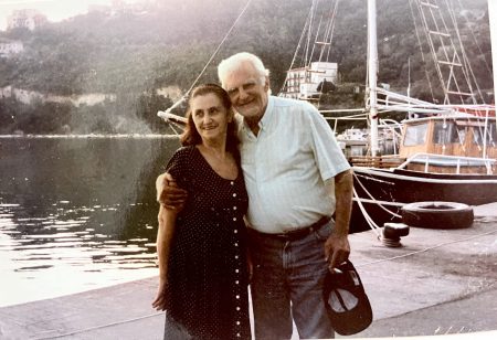 «Αστερόσκονη»: Μια παράσταση που μιλά για τον έρωτα, αντλώντας υλικό από αληθινές ιστορίες αγάπης