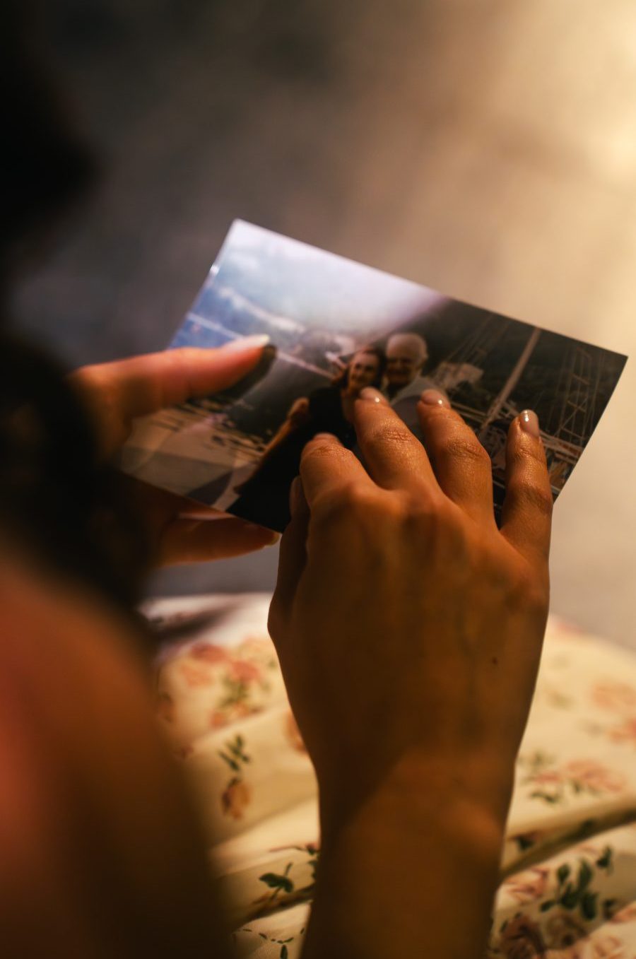 «Αστερόσκονη»: Μια παράσταση που μιλά για τον έρωτα, αντλώντας υλικό από αληθινές ιστορίες αγάπης