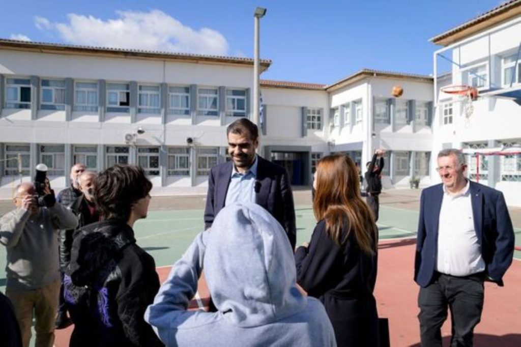 «Καλλιεργώντας Κριτικούς Αναγνώστες» – Επίσκεψη Σοφίας Ζαχαράκη και Π. Μαρινάκη στο 2ο ΓΕΛ Γέρακα