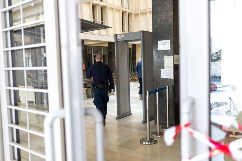 Θεσσαλονίκη: Εξαγοράσιμη ποινή και αφαίρεση διπλώματος στην 24χρονη που χτύπησε 15 σταθμευμένα αυτοκίνητα