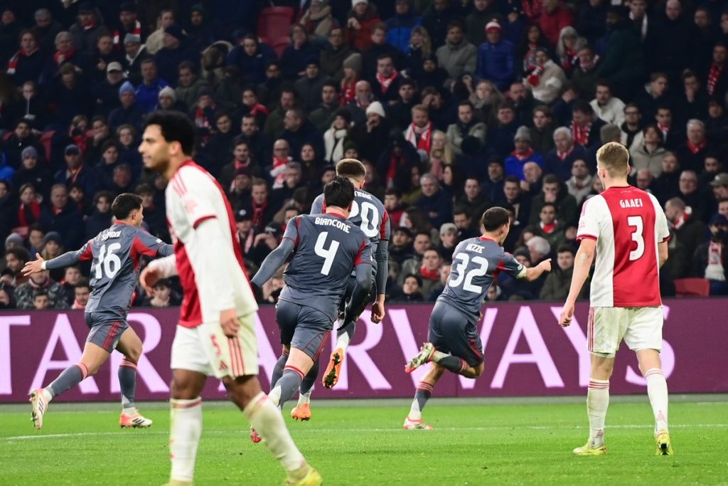 Άγιαξ – Ολυμπιακός: Ο Έσε με υπέροχη κεφαλιά έκανε το 1-2