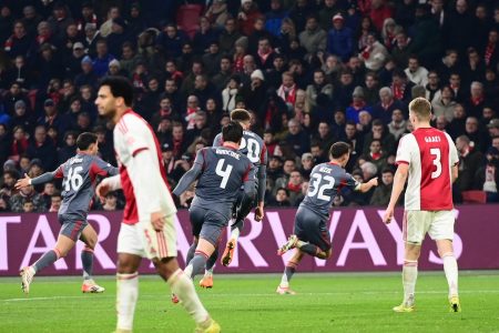 Άγιαξ – Ολυμπιακός: Ο Έσε με υπέροχη κεφαλιά έκανε το 1-2