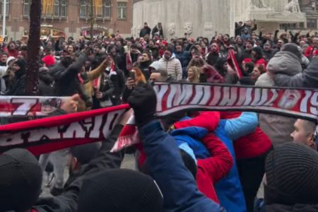 Άγιαξ – Ολυμπιακός: Οι φίλοι των ερυθρόλευκων έβαψαν κόκκινο το Άμστερνταμ