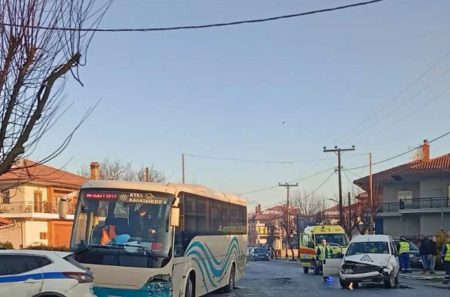 Χαλκιδική: Σύγκρουση λεωφορείου ΚΤΕΛ που μετέφερε μαθητές με βαν