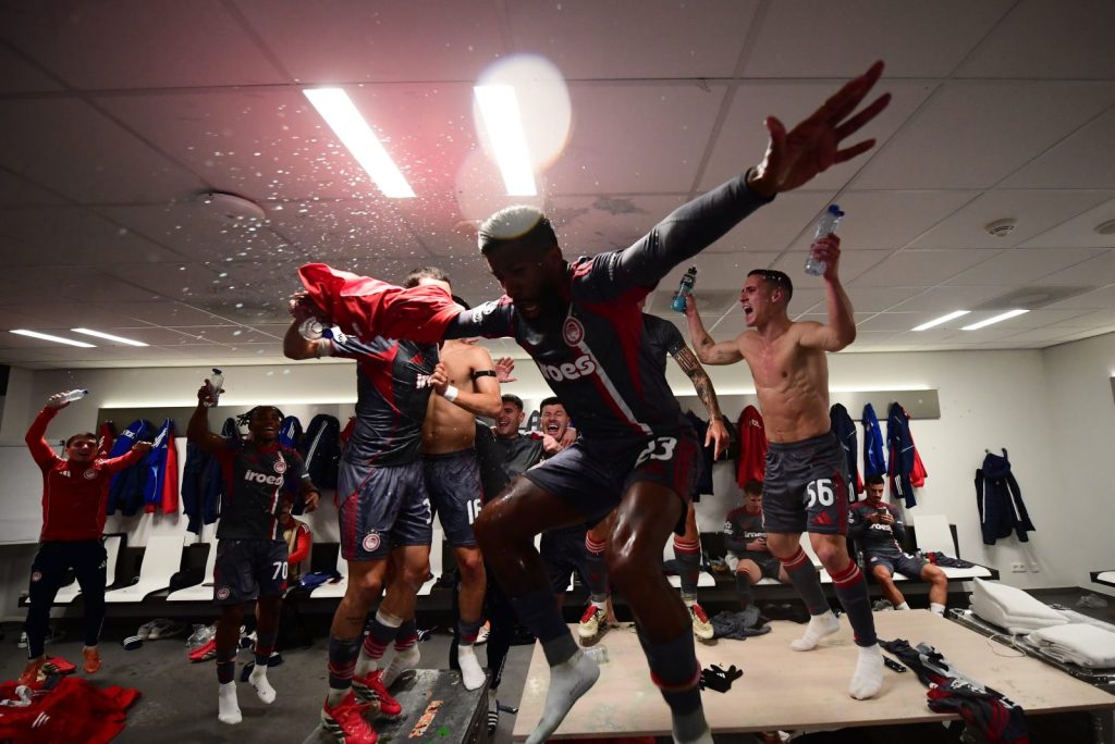 Έξαλλοι πανηγυρισμοί στα αποδυτήρια των παικτών του Ολυμπιακού μετά την πρόκριση