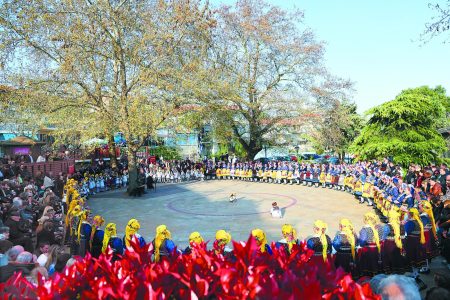 Λαζαρίνες και Μωμόεροι