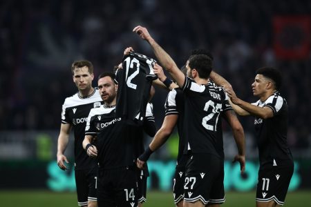 ΠΑΟΚ: Σε βαρύ κλίμα η αναμέτρηση με τη Λιόν – Η αφιέρωση στους επτά οπαδούς