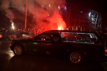 Στην Ελλάδα οι σοροί των οπαδών του ΠΑΟΚ – Συνεχής ενημέρωση