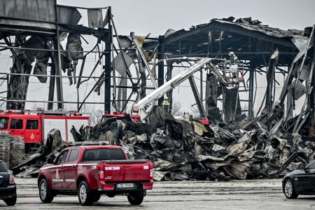 Από αυτές τις τρύπες πέρασε το προπάνιο στο υπόγειο του εργοστασίου «Βιολάντα»