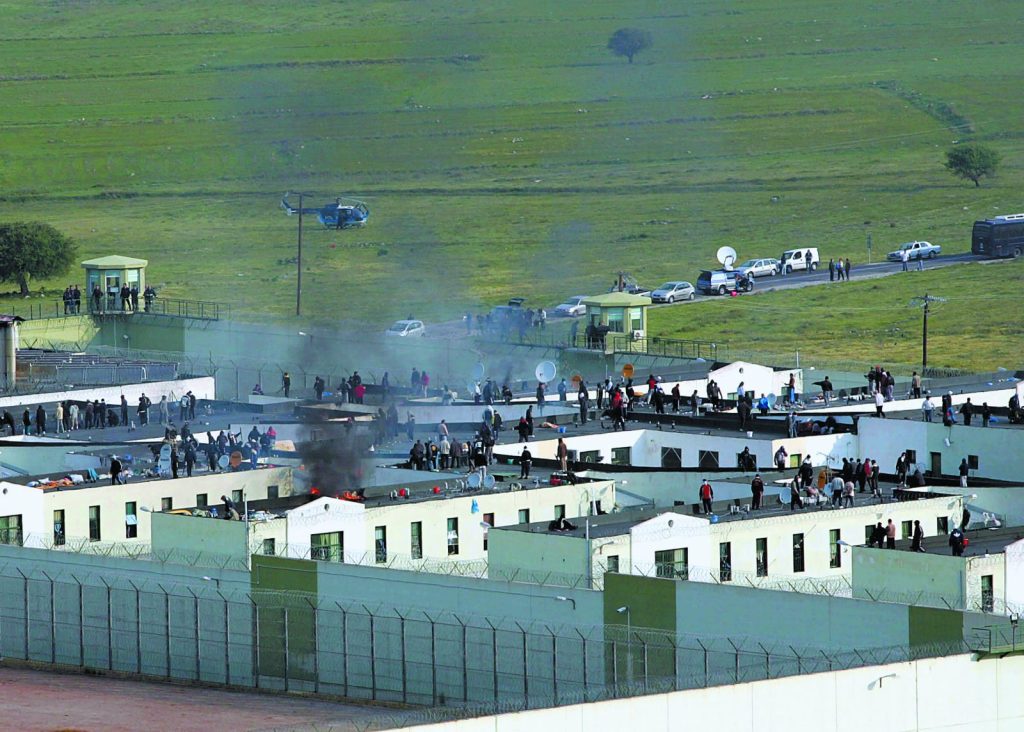 2.500 αποφυλακίσεις με δώρο το «βραχιολάκι» για να «ανασάνουν» οι φυλακές