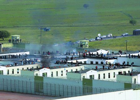 2.500 αποφυλακίσεις με δώρο το «βραχιολάκι» για να «ανασάνουν» οι φυλακές