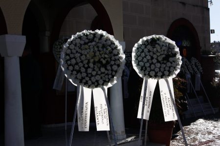 Βιολάντα: Θρήνος στην κηδεία της 55χρονης Ελένης – Τραγικές φιγούρες η μητέρα και ο ανήλικος γιος της