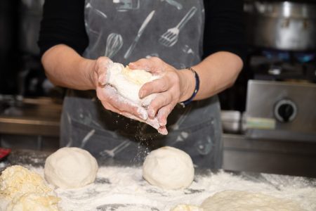 Στη Βαλεντίνα στην Καλλιθέα, ζυμώνουν καθημερινά το πιο νόστιμο χατσαπούρι