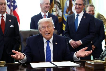 Τραμπ: «Έχουμε μια μεγάλη αρμάδα που κατευθύνεται προς το Ιράν»