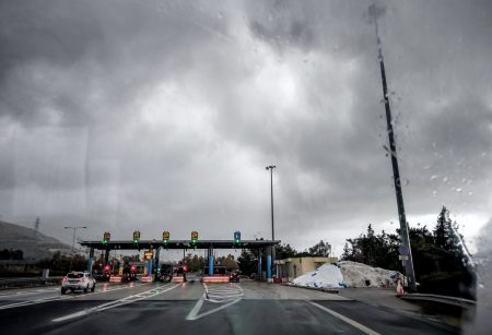 Καιρός: Βροχές, καταιγίδες και θυελλώδεις άνεμοι στο Αιγαίο – Κυριακή η πιο επικίνδυνη μέρα