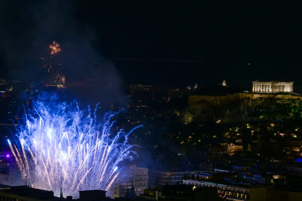 Η Ελλάδα υποδέχτηκε το 2026 με φαντασμαγορικό τρόπο (Βίντεο και φωτογραφίες)