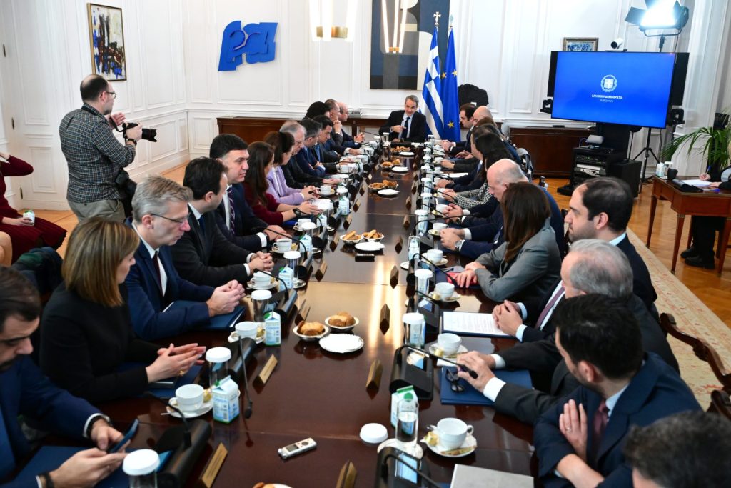 Πρωτοχρονιάτικες πίτες και εκλογικοί σταυροί