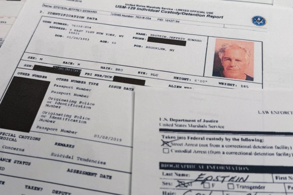 Αρχεία Έπσταϊν: Αποκαλύφθηκαν τα ονόματα τουλάχιστον 43 θυμάτων