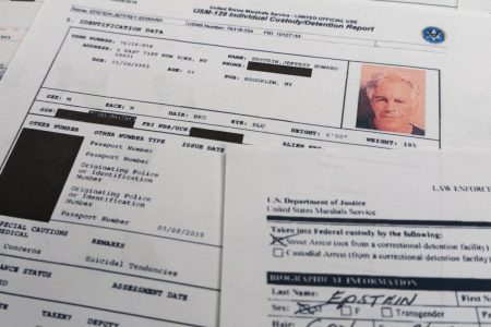 Αρχεία Έπσταϊν: Αποκαλύφθηκαν τα ονόματα τουλάχιστον 43 θυμάτων