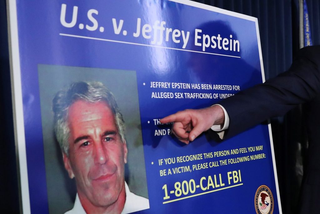 Ποιους «καίνε» οι 3 εκατ. σελίδες από τα αρχεία για Έπσταϊν – Αναφορές σε Τραμπ, Μασκ και Γκέιτς