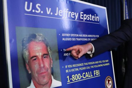 Ποιους «καίνε» οι 3 εκατ. σελίδες από τα αρχεία για Έπσταϊν – Αναφορές σε Τραμπ, Μασκ και Γκέιτς