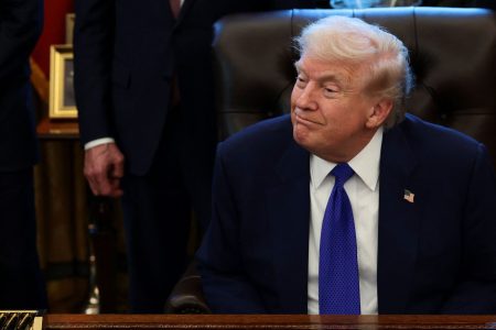 Τι θα γίνει αν οι ΗΠΑ τραβήξουν την πρίζα; Η Ευρώπη ψάχνει Plan B για όπλα, δορυφόρους, Internet