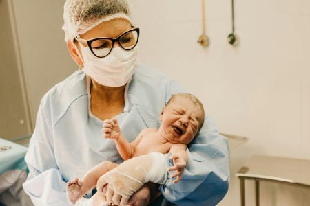 Αφαιρείται ο φυσιολογικός τοκετός από τις μαίες – Έντονες αντιδράσεις