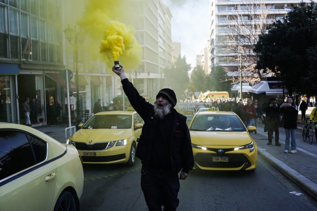Ταξί: Χωρίς λευκό καπνό η συνάντηση στο Μαξίμου, συνεχίζεται η απεργία