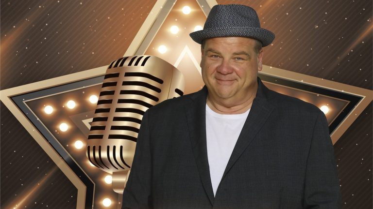 Ο Angelo Tsarouchas φέρνει το γέλιο στο Θέατρο Embassy