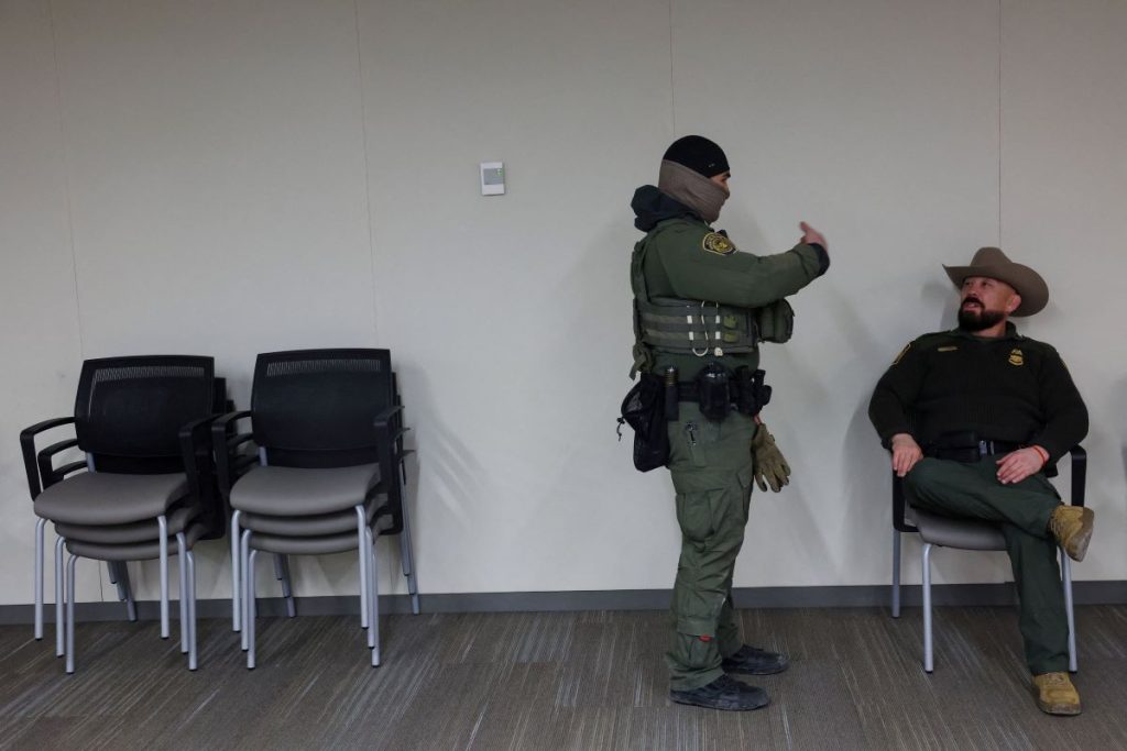 Μινεσότα: Αποσύρονται 700 άνδρες της ICE – «Ντρίπλα» Χόμαν στις πολιτειακές Αρχές