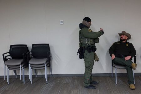 Μινεσότα: Αποσύρονται 700 άνδρες της ICE – «Ντρίπλα» Χόμαν στις πολιτειακές Αρχές