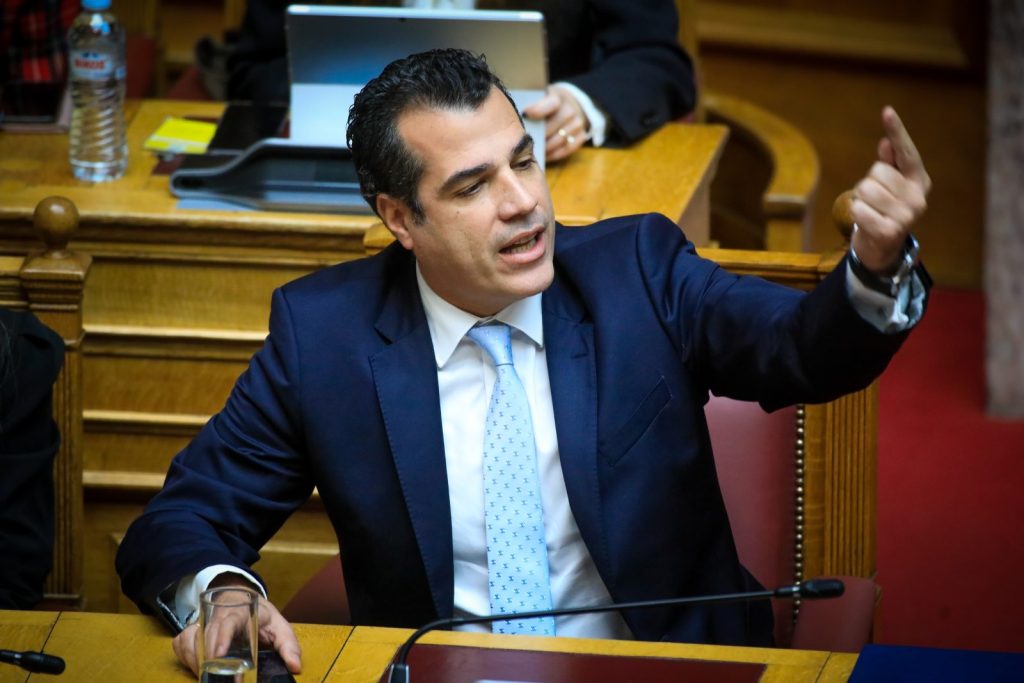 Βουλή: Ολομέτωπη επίθεση σε Πλεύρη για το «έγκλημα» στη Χίο