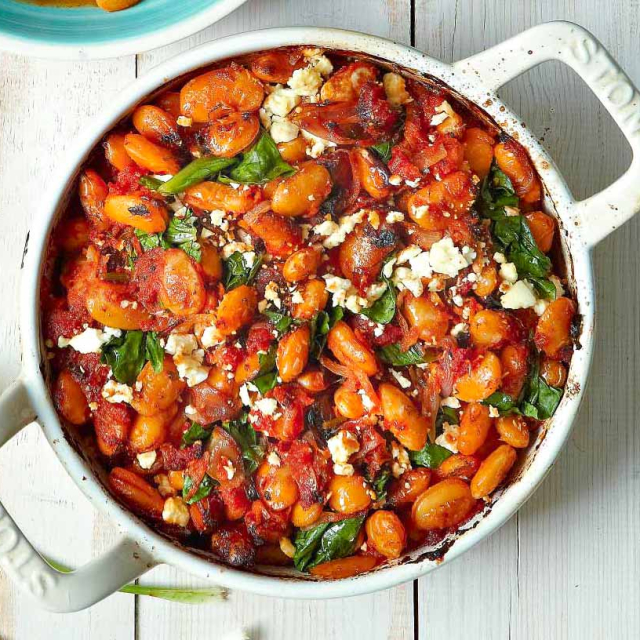 Γίγαντες με σπανάκι, μυρωδικά και ντομάτα στο φούρνο.