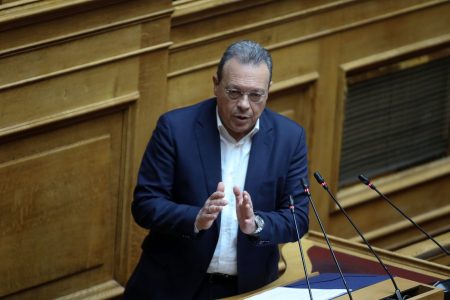 Πυρά Φάμελλου σε κυβέρνηση για Χίο και σε Καρυστιανού για αναχρονισμό