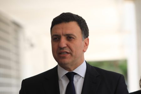 Ενταση στη Βουλή: Ζητούν ενημέρωση από Κικίλια, ολομέτωπη επίθεση από αντιπολίτευση