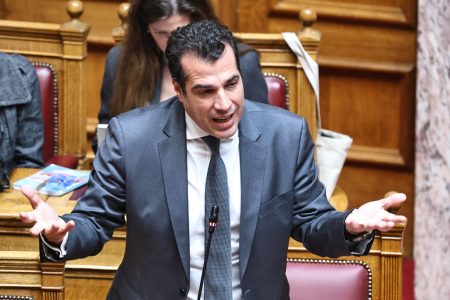 Νομοσχέδιο για το μεταναστευτικό: Πέρασε με τις «γαλάζιες» ψήφους – Καταγγελίες Πλεύρη κατά ΜΚΟ