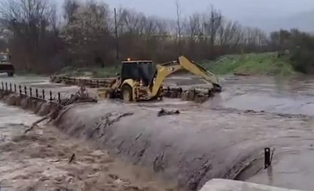 Τεχνητή εκτόνωση υδάτων στο Πύθιο λόγω αυξημένης στάθμης από τα βουλγαρικά φράγματα