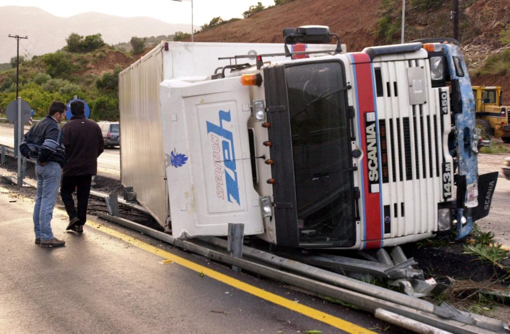 Τροχαίο με ανατροπή φορτηγού,  κλειστές δύο λωρίδες κυκλοφορίας