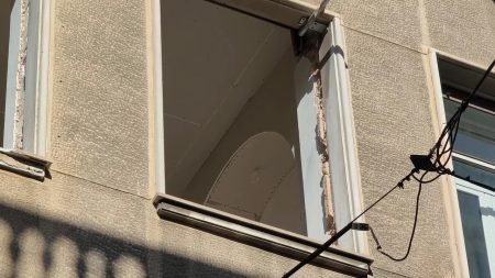 Ερμού: Σοβάδες έπεσαν από κτίριο και τραυμάτισαν γυναίκα στο κεφάλι