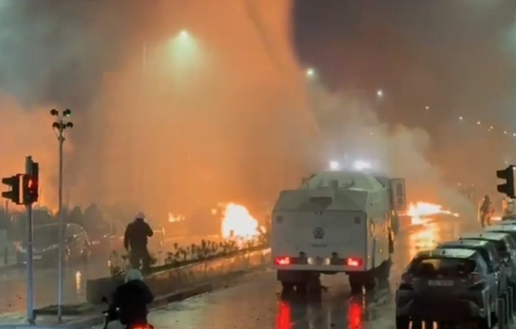 ΑΠΘ: Επεισόδια με μολότοφ, τραυματίας αστυνομικός και πάνω από 200 προσαγωγές