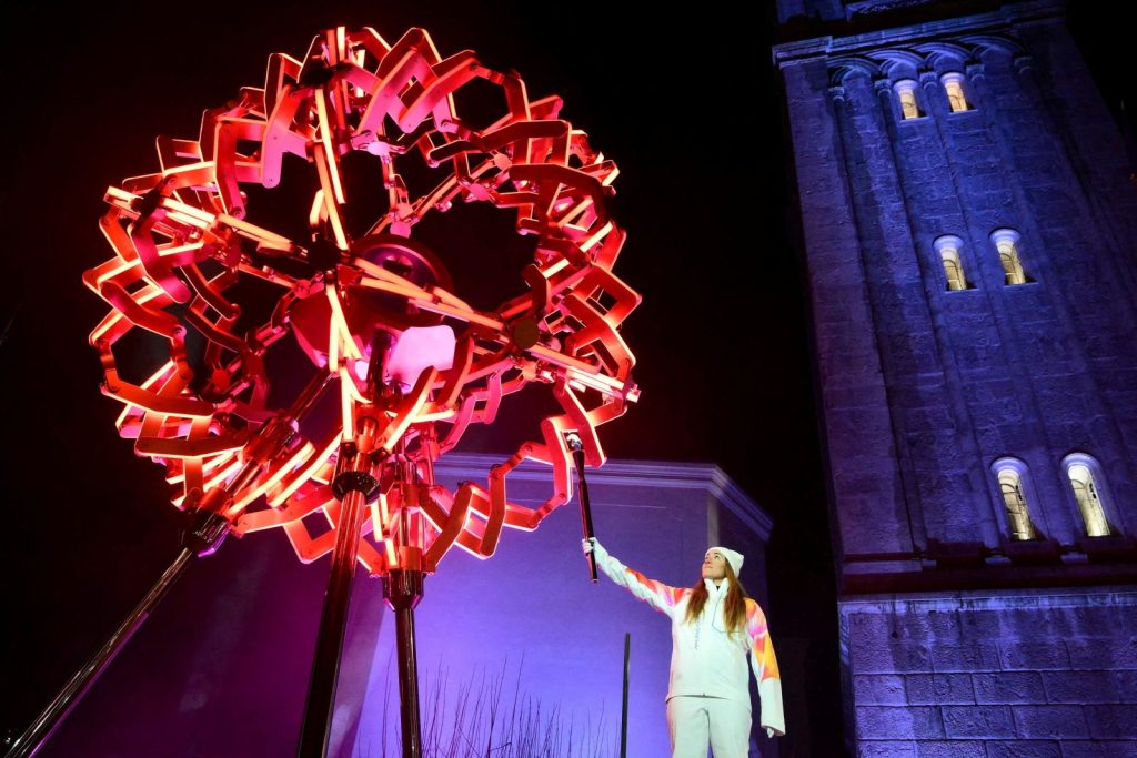 Χειμερινοί Ολυμπιακοί Αγώνες: Όσα είδαμε στην τελετή έναρξης – Από το πάρτι της Italo-disco στις αποδοκιμασίες