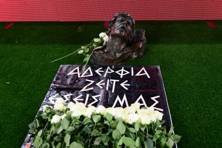 Ο Ολυμπιακός τίμησε τη μνήμη των θυμάτων της Θύρας 7 – Συγκινητικές στιγμές στο «Γ. Καραϊσκάκης»
