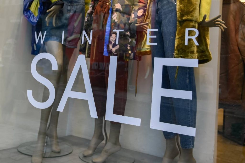 Χειμερινές εκπτώσεις: Τελευταία ευκαιρία για αγορές – Τι πρέπει να προσέξετε