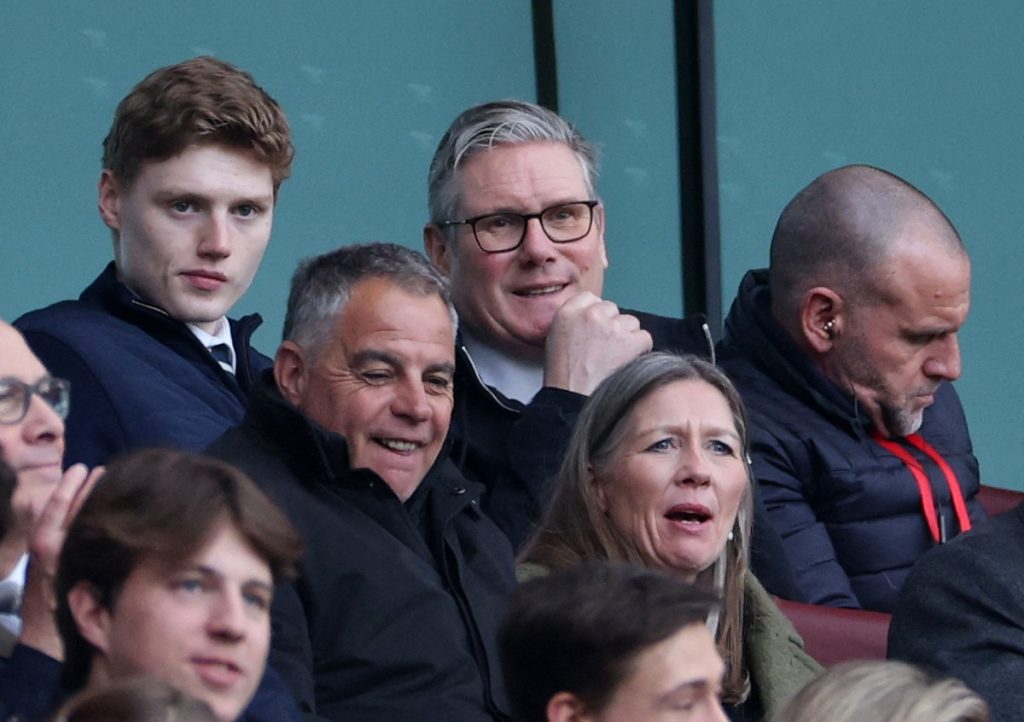 «Θανάσιμα πληγωμένος πολιτικά ο Στάρμερ» – Εσωκομματική κρίση μετά την παραίτηση ΜακΣουίνι