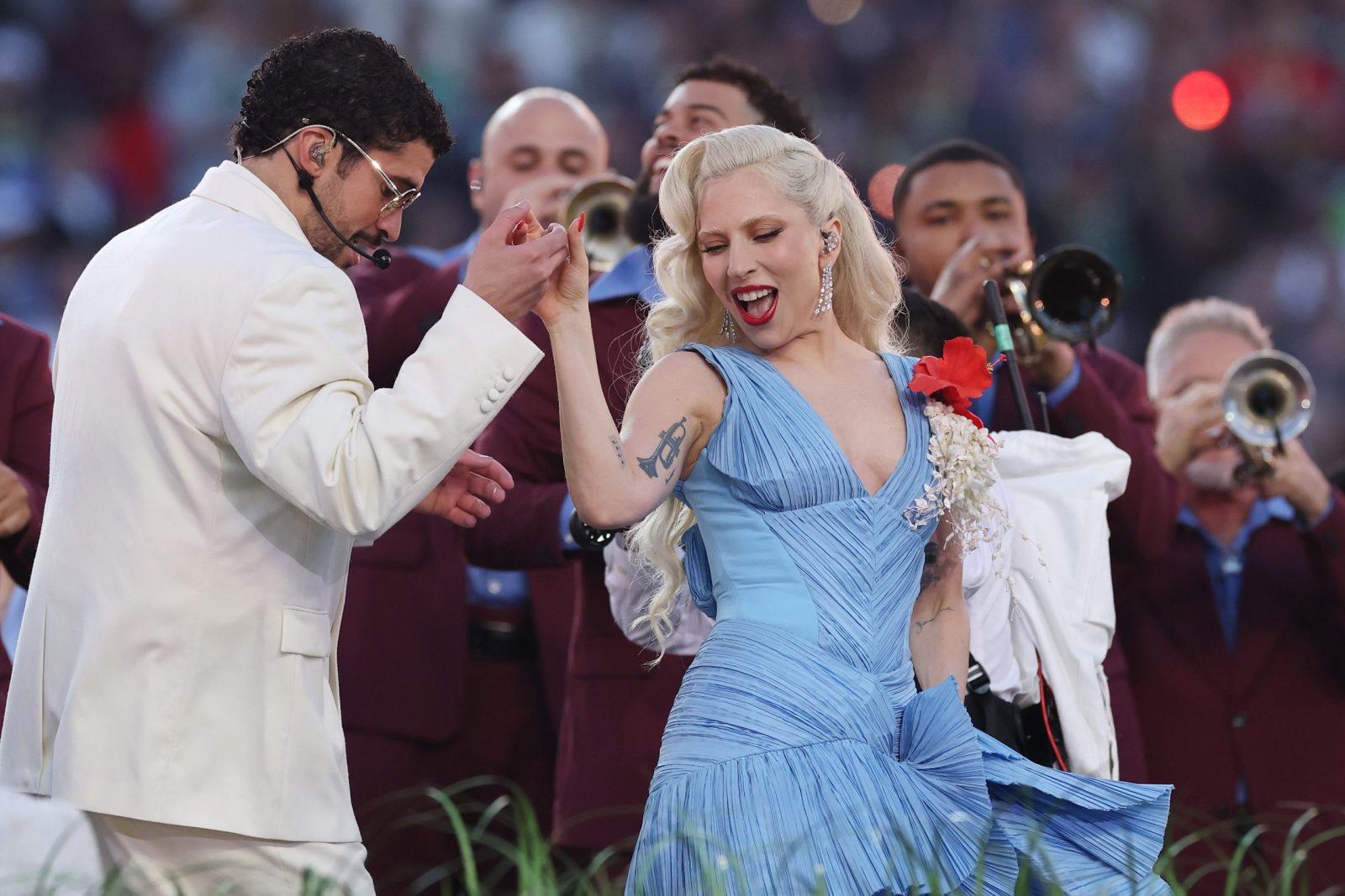 Lady Gaga, Ricky Martin, Pedro Pascal, Jessica Alba: Τι φόρεσαν οι σταρ που εμφανίστηκαν στo show του Bad Bunny